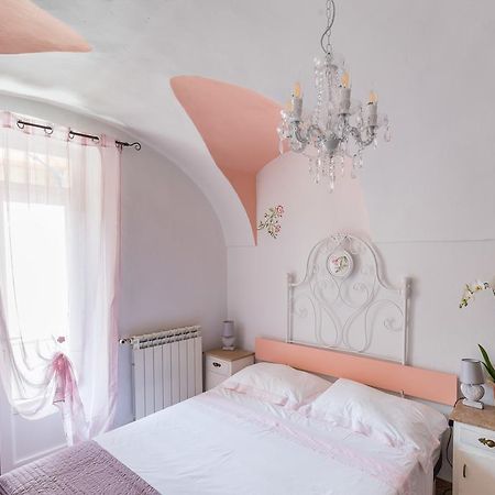 DUSSAIGA - Camera Delle Rose Dolceacqua Esterno foto